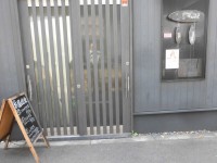 リフォのサッシ修繕工事　大阪市西成区　玄関引き戸硝子割れ替え工事